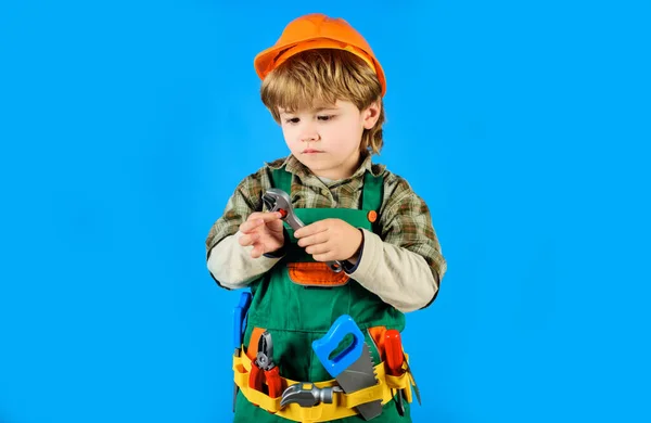 带扳手的小修理工穿着建筑用制服 头戴可调整扳手的建筑用头盔的孩子 建筑工具 带着工具带的小建筑工人儿童修理工玩修理工具 — 图库照片