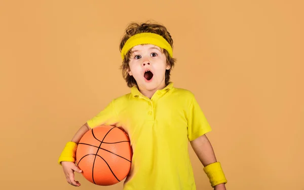 バスケットボールのボールでスポーツウェアを着た驚くべき子供の少年 バスケットボラーだ スポーツ用具 バスケットボールゲーム アクティブなスポーツライフスタイル 幼少期とスポーツ 少年はバスケットボールでバスケットボールをする — ストック写真