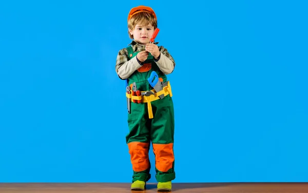 Építő Fiú Biztonsági Sisakban Szerszámöv Csavarhúzóval Gyermek Egyenruhában Keménykalapban Szerszámövvel — Stock Fotó