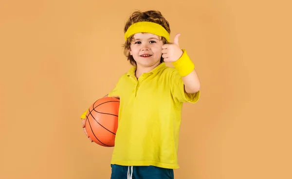Basketbal Training Kind Sportkleding Met Basketbal Met Duim Omhoog Sport — Stockfoto