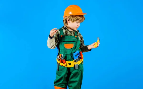 Fiú Biztonsági Sisakban Szerszámöv Kalapáccsal Gyermek Építőmunkás Egyenruhában Szerszámokkal Javításhoz — Stock Fotó