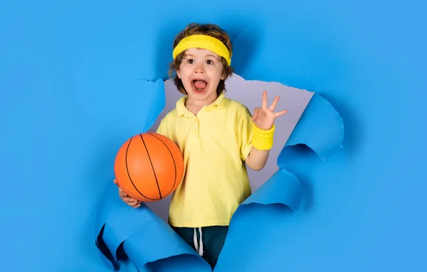 Actieve Sport Levensstijl Verrast Kind Jongen Met Basketbal Shows Teken — Stockfoto