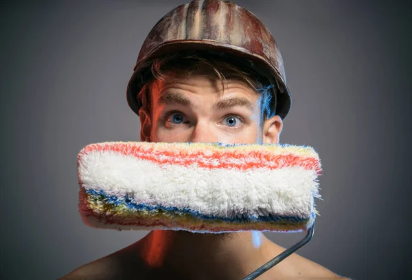 Maler Mit Schutzhelm Und Farbwalze Vor Dem Gesicht Zuhause Umdekorieren — Stockfoto