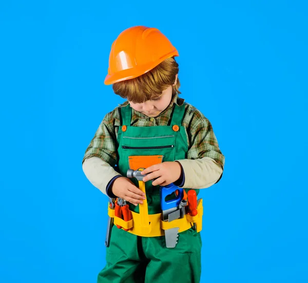 Kisgyerek Szerelő Szerszámövvel Szerszámok Építkezéshez Építő Fiú Biztonsági Sisakban Játék — Stock Fotó