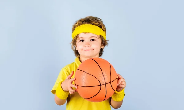 Niño Deportista Con Pelota Baloncesto Equipamiento Deportivo Lindo Chico Jugando — Foto de Stock