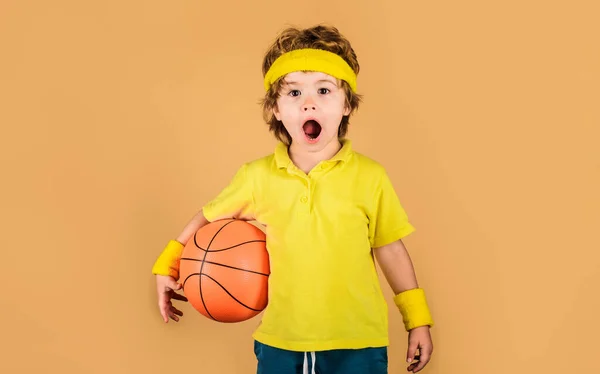 スポーツ フィットネス 健康的なライフスタイル バスケットボールのボールを持つ小さな子供の少年 子供用のスポーツ バスケットボールとの小さなバスケットボール ゲームボールでスポーツウェアの子供を驚かせた バスケットボールの練習 — ストック写真