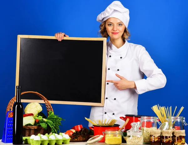 Mulher Chef Apontando Dedo Para Quadro Negro Branco Preparação Alimentos — Fotografia de Stock