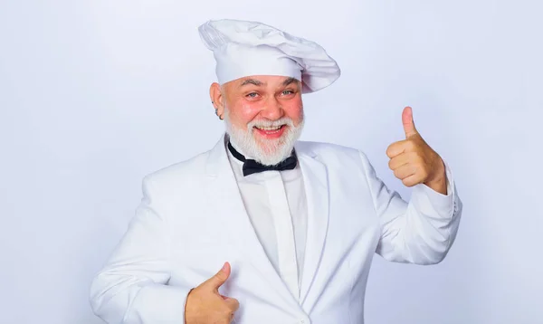 Sorrindo Chef Maduro Mostrando Polegares Para Cima Aprovar Menu Cozinheiro — Fotografia de Stock