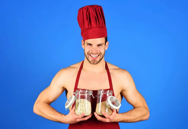 Cozinheiro Sorridente Chapéu Chef Avental Contém Frascos Vidro Com Grumos — Fotografia de Stock