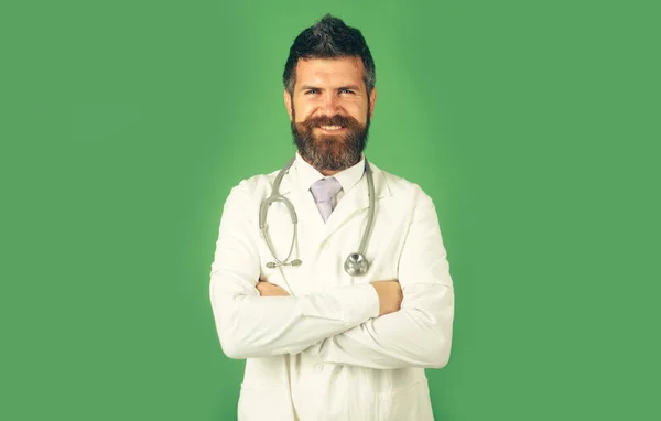 Sağlık Hizmeti Tıbbi Personel Konsepti Kollarını Kavuşturarak Çalışan Gülümseyen Doktor — Stok fotoğraf