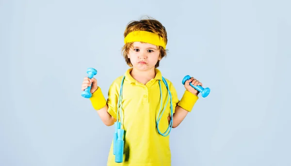 Gyerekkori Aktivitás Egészséges Életmód Sportos Fiú Ugrókötéllel Súlyzókkal Gyerek Fiú — Stock Fotó