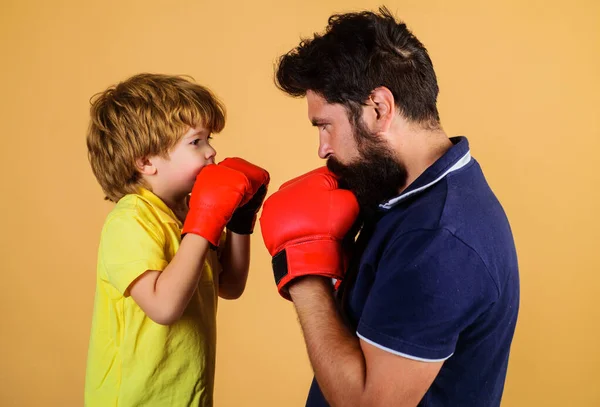 Kleiner Junge Mit Boxtrainer Junge Boxer Üben Schläge Mit Trainer — Stockfoto