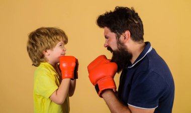 Boks antrenmanında koçu olan küçük bir çocuk boksör. Boks antrenörü olan çocuk antrenmana hazır. Boks eldivenli çocuk ve antrenör. Çocuk ve koç boks ringinde. Spor yaşam tarzı, fitness. Aile egzersizi