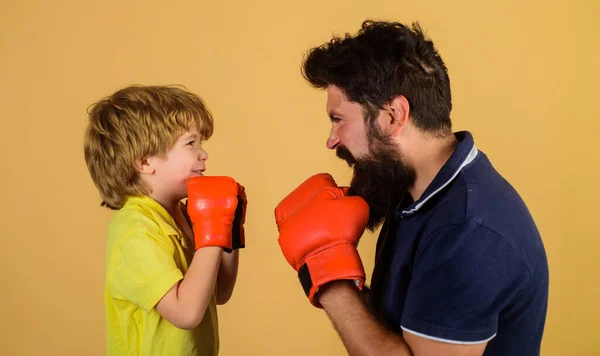 在拳击训练中带教练的小孩拳击手 带着拳击教练的孩子准备好要打斗了 男孩和教练在拳击手套 拳击圈里的孩子和教练运动生活方式 家庭锻炼 — 图库照片