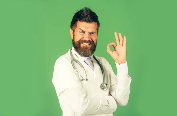 Mutlu Erkek Doktor Tamam Işareti Gösteriyor Steteskoplu Sakallı Bir Adam — Stok fotoğraf