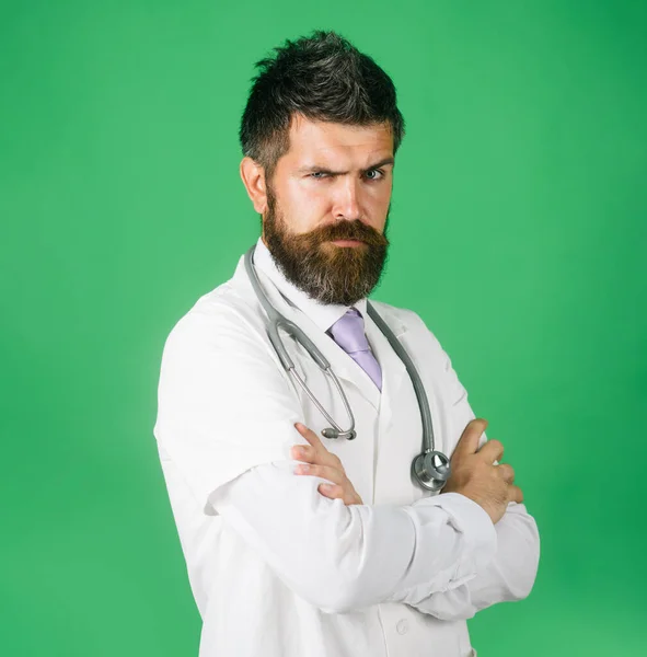 Kollarını Çapraz Yapmış Ciddi Bir Doktor Boynunda Steteskop Olan Beyaz — Stok fotoğraf