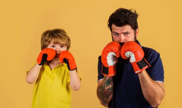 Kleiner Kinderboxer Mit Trainer Beim Boxtraining Junge Und Trainer Boxhandschuhen — Stockfoto