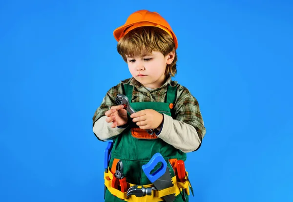 Gyerekszerelő Szerszámövvel Csavarkulccsal Egy Kölyök Építőmunkás Egyenruhában Csavarkulccsal Gyerekjáték Fiú — Stock Fotó