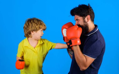 Baba oğul boks. Boks antrenmanında koçu olan küçük çocuk boksör. Boks eldivenli çocuk ve antrenör. Çocuk ve koç boks ringinde. Spor yaşam tarzı. Koçla boks antrenmanı yapan küçük boksör
