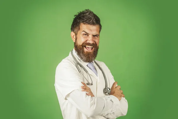 Dokter Bahagia Dalam Gaun Medis Dengan Stetoskop Leher Dokter Pria — Stok Foto