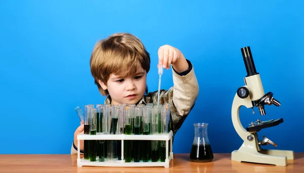 Biologia Dziecięca Eksperyment Edukacyjny Mały Chłopiec Pracujący Probówkami Mikroskopem Klasie — Zdjęcie stockowe