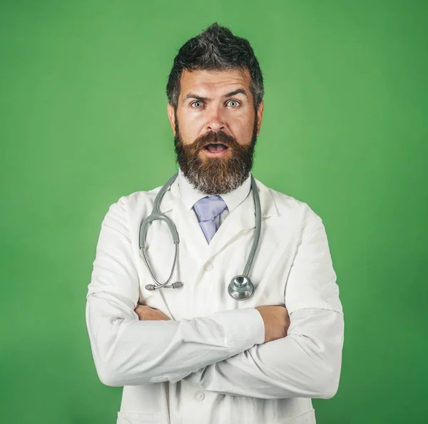 Boynunda Steteskop Olan Tıp Önlüklü Hayret Verici Erkek Doktor Kolları — Stok fotoğraf