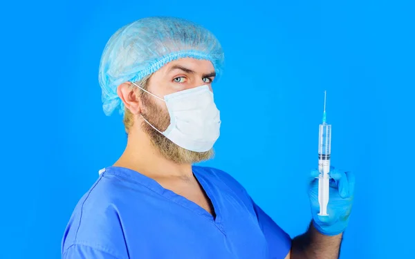 Elinde Şırıngayla Tıbbi Maskeli Bir Doktor Hastane Personeli Ğneye Hazırlanan — Stok fotoğraf