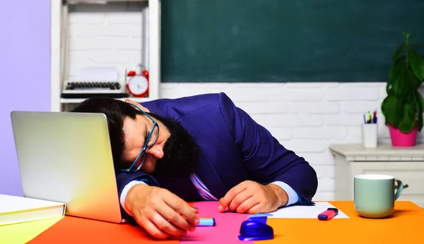 疲惫不堪的老师睡在课桌前 教育和学习概念 在教室里睡觉的男生 戴眼镜的留胡子男人睡在教室里 辛苦了学校的工作 回学校去 — 图库照片