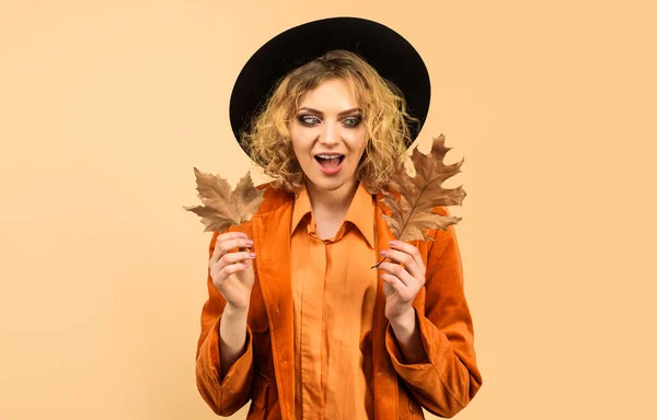 Meglepett Lány Fekete Kalapban Őszi Levelekkel Divatos Narancssárga Ingben Kabátban — Stock Fotó