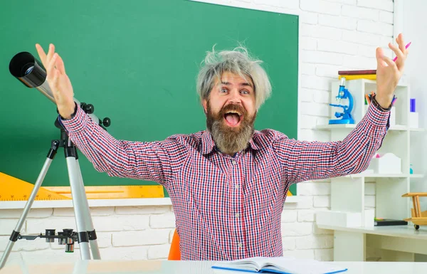 Ενθουσιασμένος Καθηγητής Στην Τάξη Μάθηση Και Εκπαίδευση Ευτυχισμένος Γενειοφόρος Δάσκαλος — Φωτογραφία Αρχείου