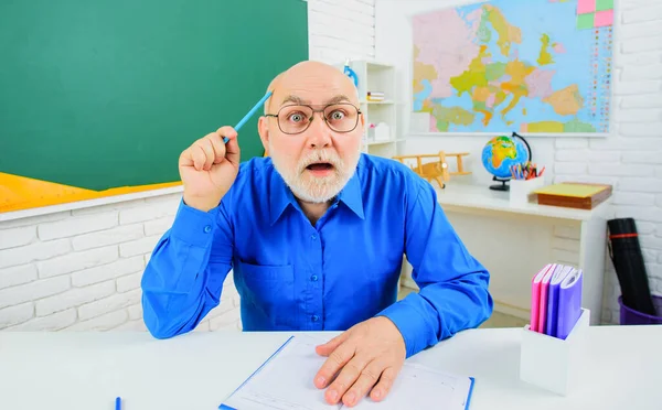 在教室的课桌前 一位满脸惊讶的老师 知识日 留着胡子的男教师准备在大学里的考试 大学教授在大学学院课堂上授课 — 图库照片