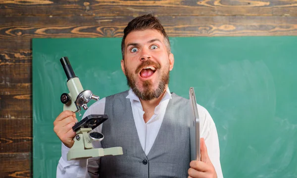 Vtipný Vysokoškolský Učitel Počítačem Mikroskopem Nadšený Lektor Notebookem Mikroskopem Třídě — Stock fotografie