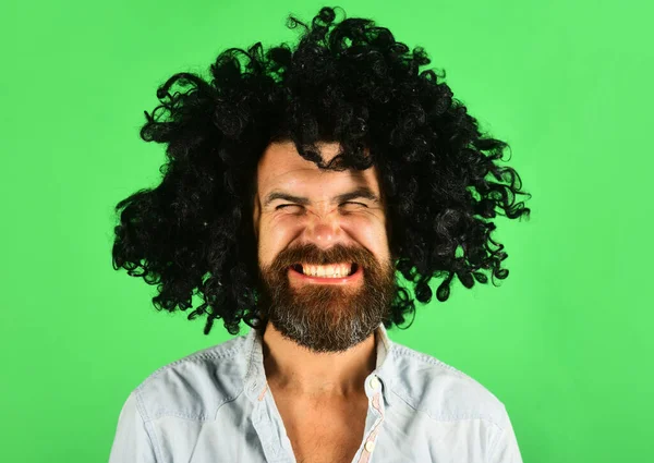 Смешной Человек Черном Парике Мужчина Бородой Усами Кудрявой Перипарике Бородатый — стоковое фото