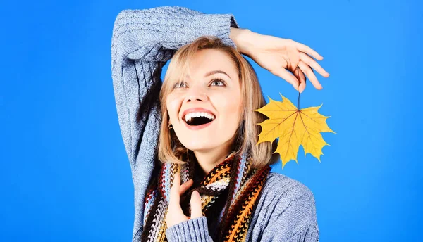 Autumn Model Smiling Woman Maple Leaf Beautiful Girl Knitted Scarf — Stock Photo, Image