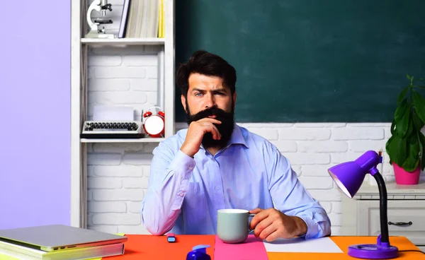 严肃的男教师在课堂上喝咖啡 工作场所的教师或大学教授喝茶 老师留胡子的男人喝咖啡休息 回学校去 — 图库照片