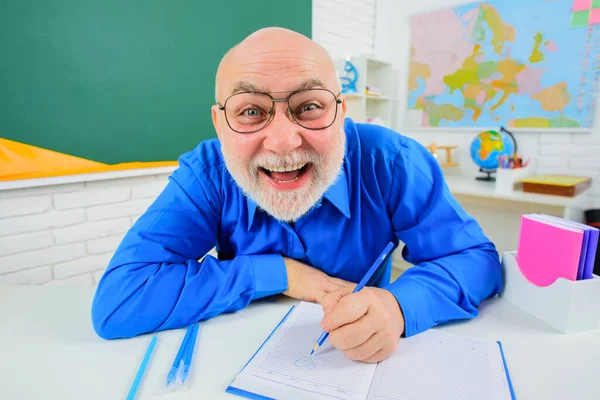 Χαρούμενος Προπονητής Δάσκαλος Καθηγητής Πανεπιστημίου Που Κάθεται Στο Γραφείο Του — Φωτογραφία Αρχείου