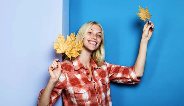 Happy Girl Casual Wear Yellow Autumn Leaves Autumn Woman Plaid — Stock Photo, Image