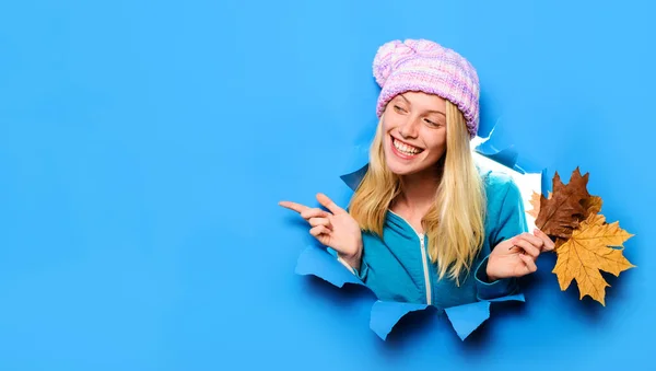 Smiling Girl Knitted Hat Maple Leaves Pointing Finger Copy Space — Stock Photo, Image