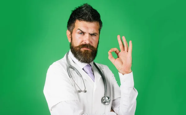 Doktor Parmaklarıyla Tamam Işareti Gösteriyor Beyaz Önlüklü Steteskoplu Sakallı Doktor — Stok fotoğraf