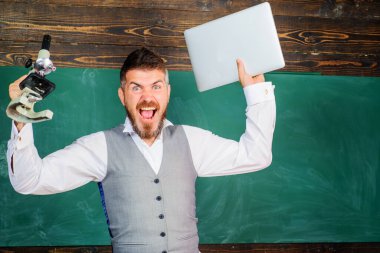 Dizüstü bilgisayarı ve mikroskobu olan kızgın bir öğretmen. Kimya ve biyoloji dersinde not defteri ve mikroskobu olan bir üniversite profesörü. Laboratuvarda mikroskop ve bilgisayarla çığlık atan bilim adamı. Araştırma.