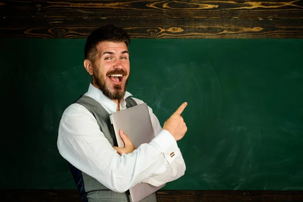 Wracać Szkoły Szczęśliwy Nauczyciel Pobliżu Tablicy Wskazującej Przestrzeń Kopiowania Uśmiechnięty — Zdjęcie stockowe