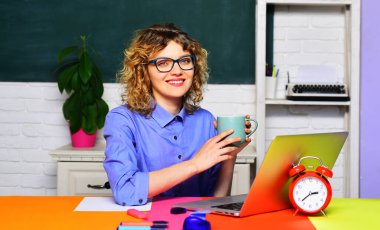 Üniversite profesörü sınıfta kahve içiyor. Gözlüklü bir öğretmen ya da öğrenci. İş yerinde elinde bir fincan çayla gülümseyen öğretmen. Üniversitede sınav ya da sınav. Öğretmen sınıfta kahve molası veriyor.