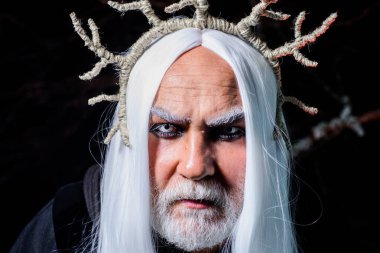 Cadılar Bayramı kutlaması. Cadılar Bayramı gecesinde şeytan vampir adam. Sakallı adam Cadılar Bayramı partisine hazır. Profesyonel makyajlı bir iblis. Korkunç adam suratları. Fantezi korku Cadılar Bayramı. 31 Ekim