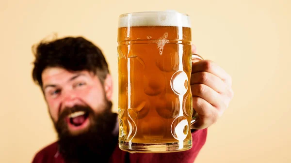 Bira Zamanı Sakallı Adam Bira Tadıyor Kutlama Oktoberfest Festivali Neşeli — Stok fotoğraf