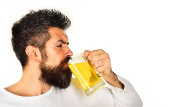 Güzel bira. Barda ya da barda bira içen yakışıklı bir adam. Sakallı adam taze bira içiyor. Cam bardaktan bira içen şık bir adam gözlerini kapatıyor. Alman gelenekleri. Oktoberfest. Boşluğu kopyala