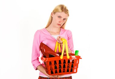 Alışveriş sepetli ciddi bir kadın. Markette ayakkabı ve kıyafetlerle alışveriş sepeti olan moda bir kadın. Süpermarkette ya da giyim mağazasında alışveriş yapan sarışın bir kız. Kara Cuma. Sezon indirimi. İndirim