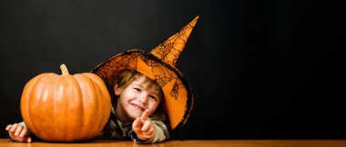 Cadılar Bayramı balkabaklı, cadı şapkalı mutlu çocuk. Cadılar Bayramı için hazırlık. Şükran Günü yemeği. Cadılar Bayramı çocuğu ve balkabağı. Şeker mi şaka mı? Cadılar Bayramı satışları. İndirim