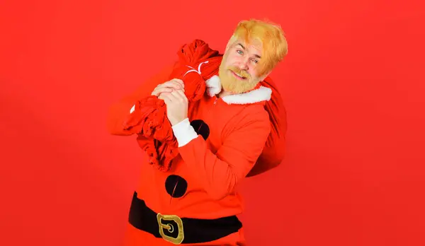 Wigilia Święty Mikołaj Trzyma Duży Worek Prezentami Świątecznymi Dla Dzieci — Zdjęcie stockowe