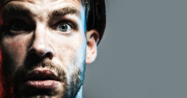 Meslek, inşaat ve bina - miğferli inşaat işçisi veya inşaatçının yakın plan portresi. Ciddi mimar, sert şapkalı profesyonel ağır endüstri mühendisi. Reklam için boşluk kopyala