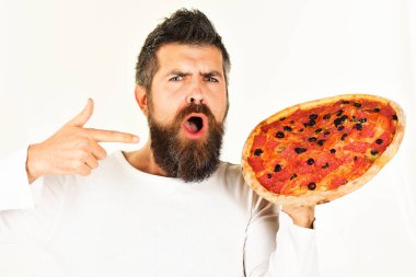 Pizza zamanı. Öğle ya da akşam yemeği. Fast food. Sakallı adamın lezzetli pizzayı işaret etmesine şaşırdım. Teslimat servisi. Sıradan giyinmiş sakallı yakışıklı bir erkek İtalyan pizzası tutuyor. Pizzacı reklamı.
